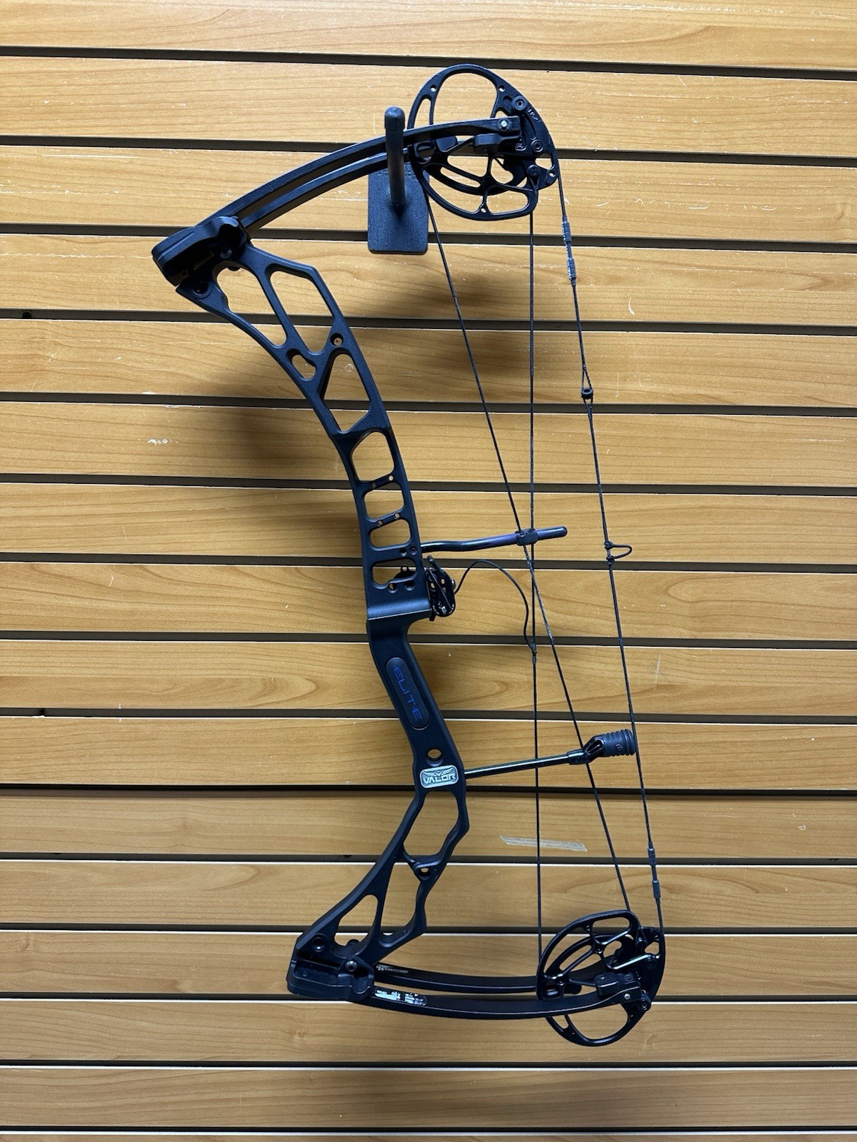 Elite Archery Compound Bow - VALOR - RH - 70# Max - 28.5” Mod Installed
