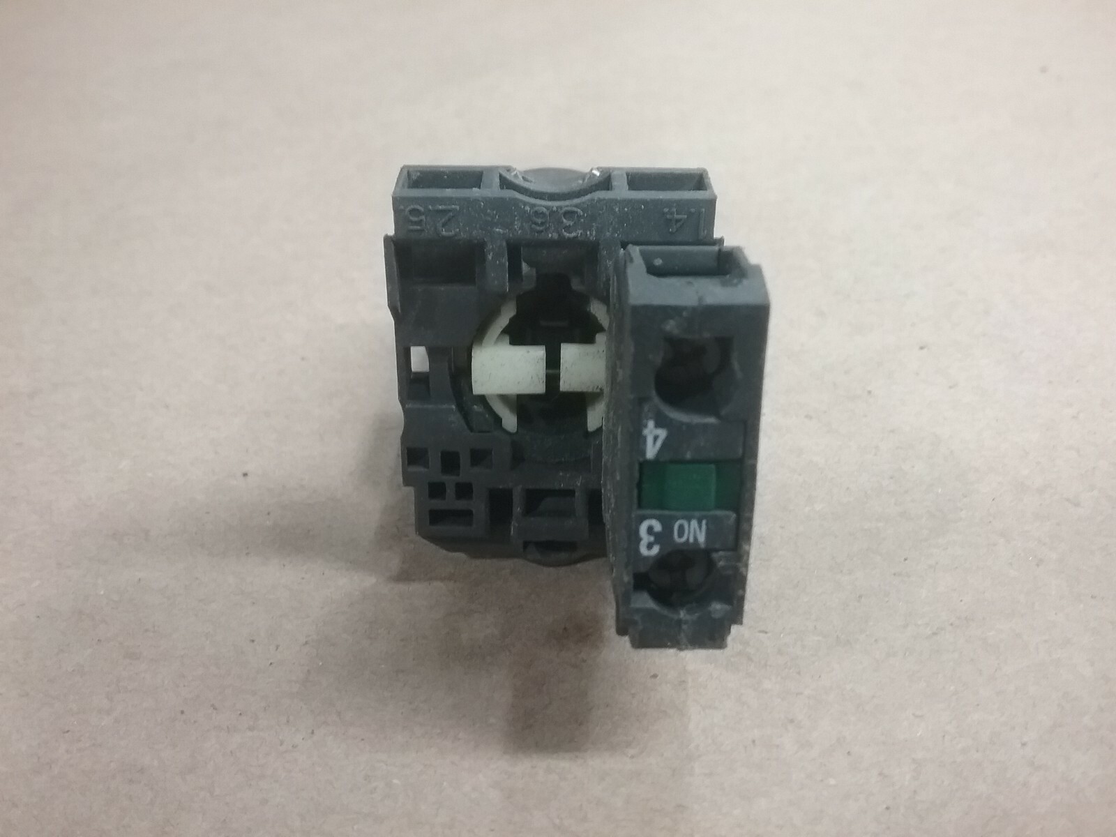 Telemecanique ZBE-101 2-Position Selector Switch #01G91