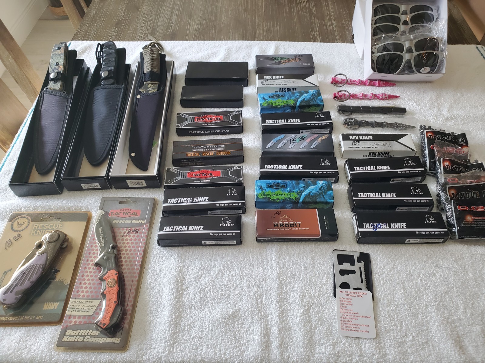 Estate Sale - Collection Of Hunting Knifes - Blades - And Kubotan