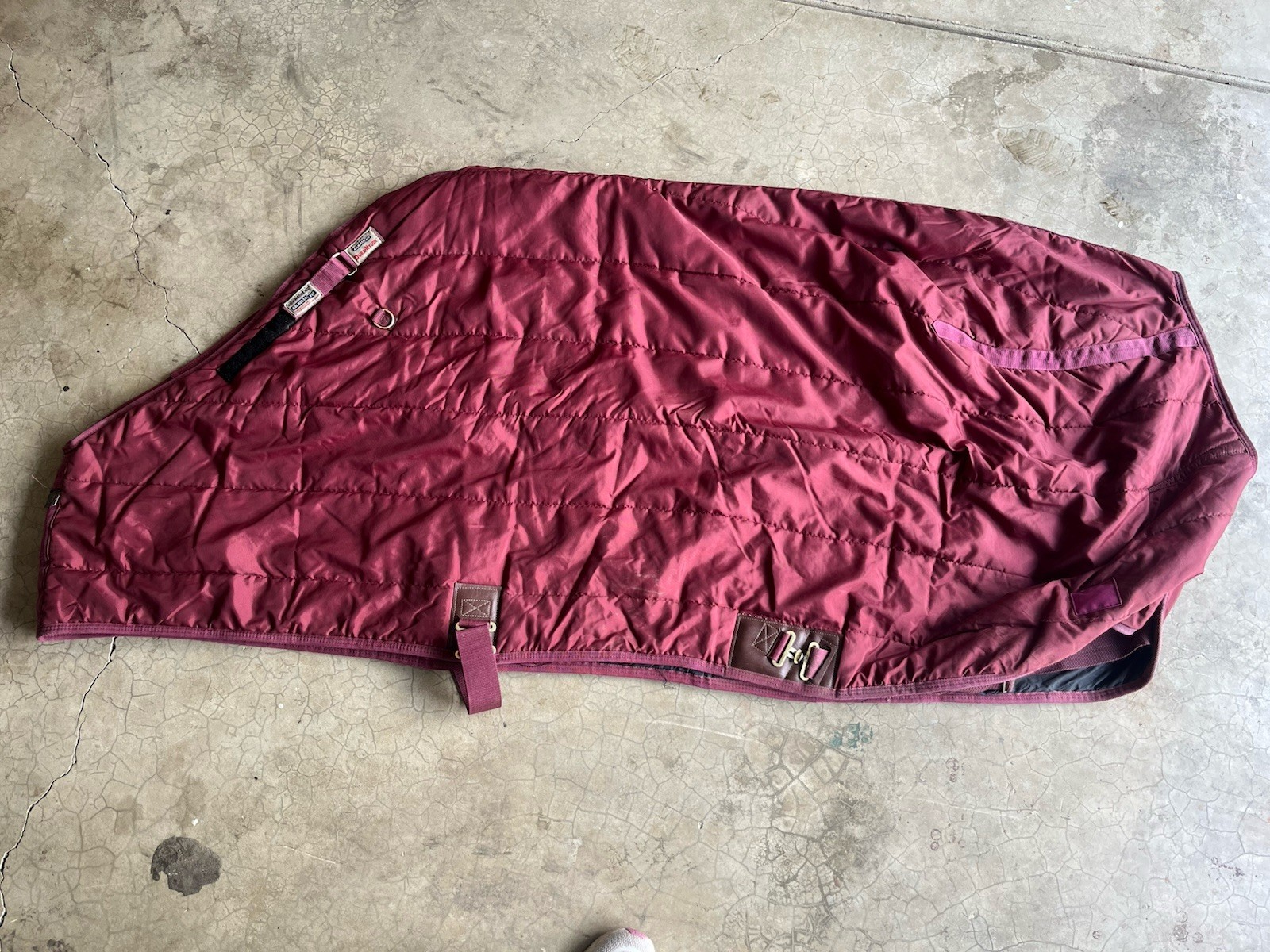 Schneiders 80” Burgundy Closed Front Stable Blanket/Adjustifit