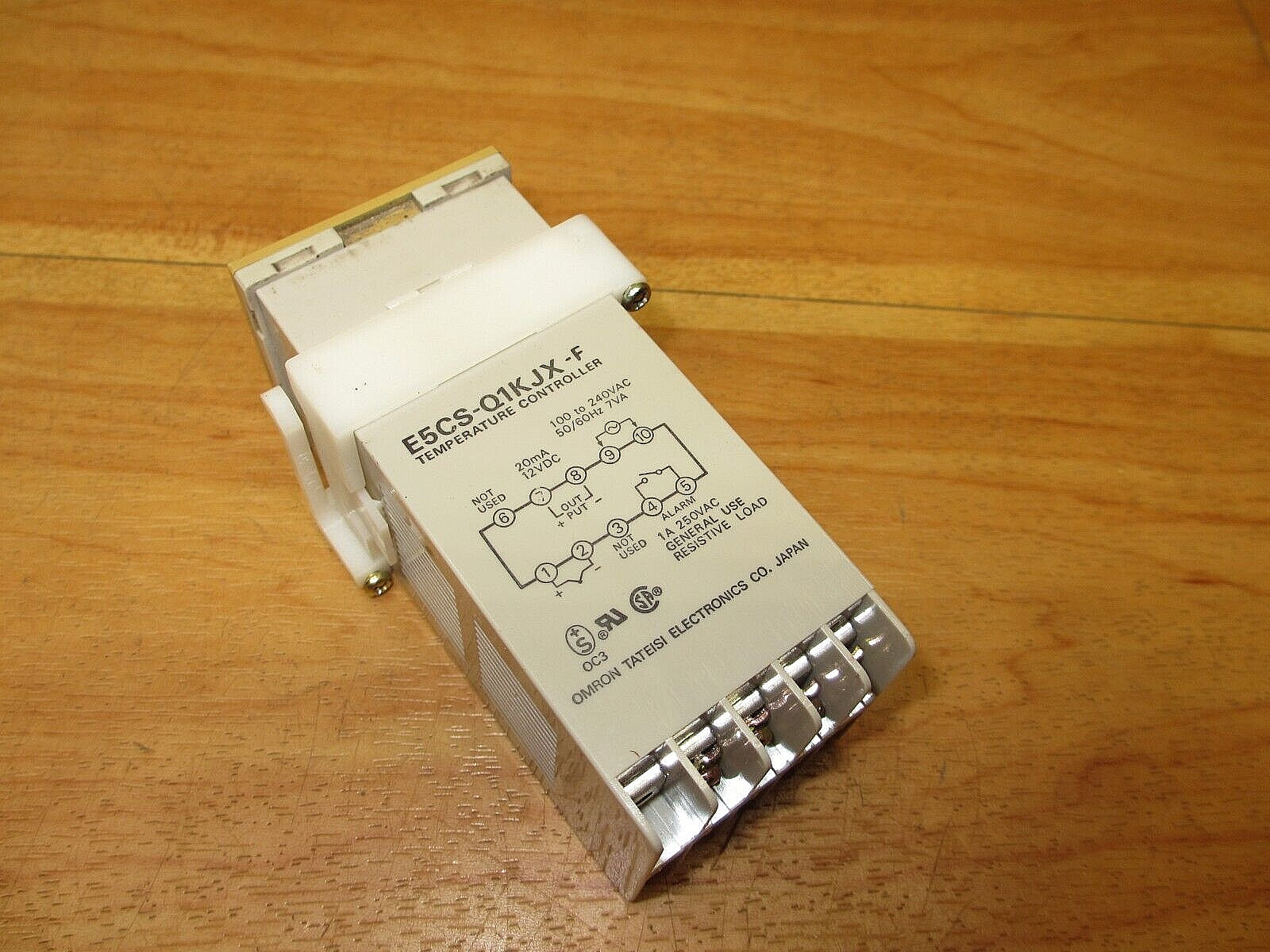 Omron E5CS-Q1KJX-F *USED POWERS UP* Temperature Controller