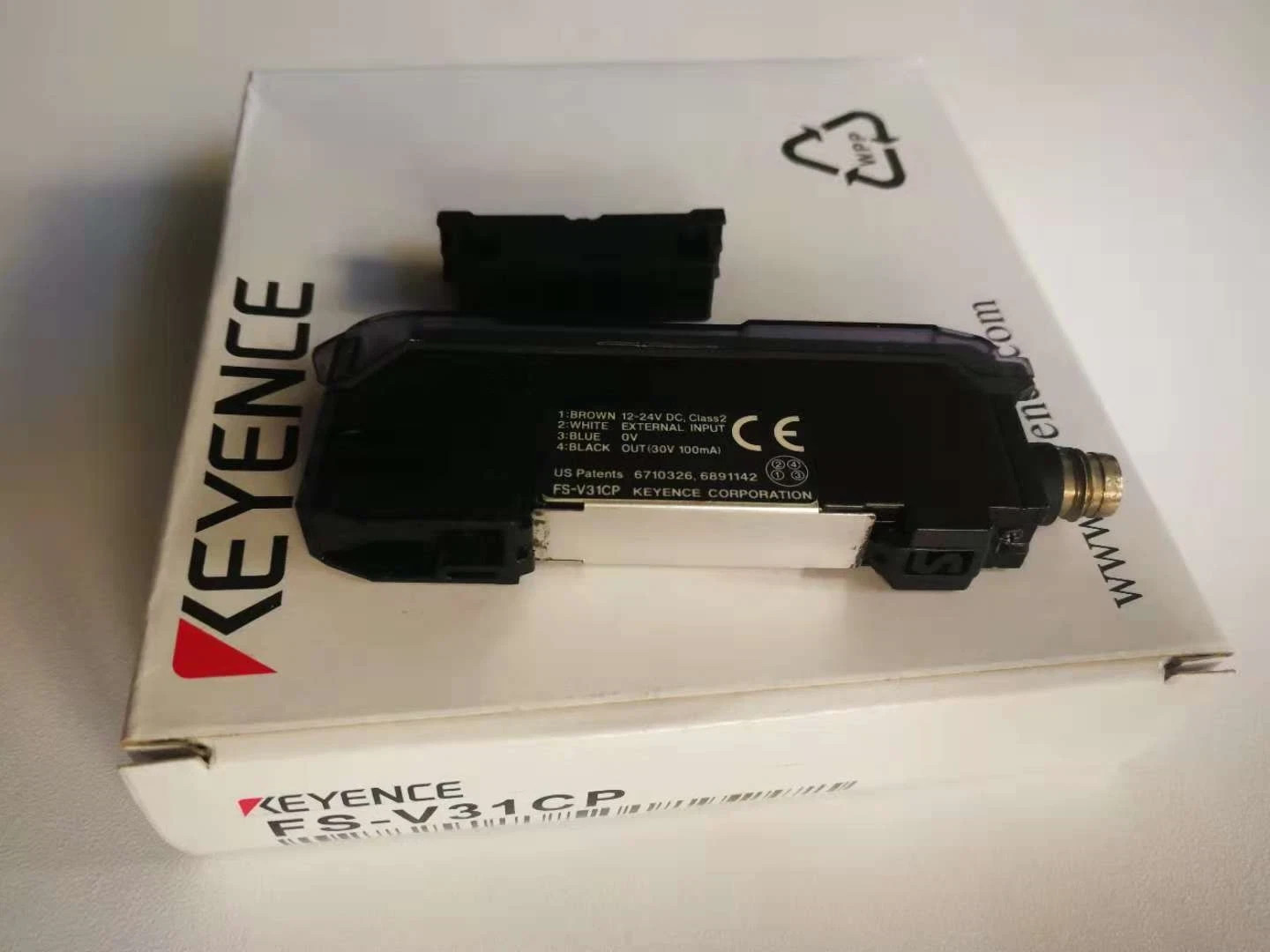 New In Box KEYENCE FS-V31CP Sensor Amplifier FSV31CP Fiber Optic Sensor