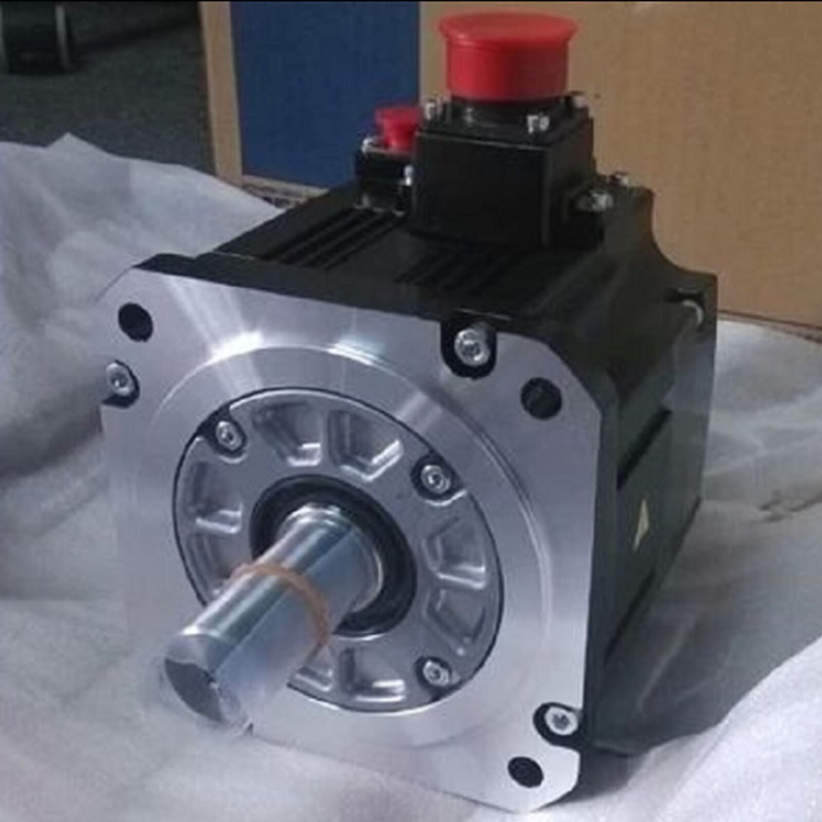 One NEW- Mitsubishi servo motor HC-SFS102G2 NEW