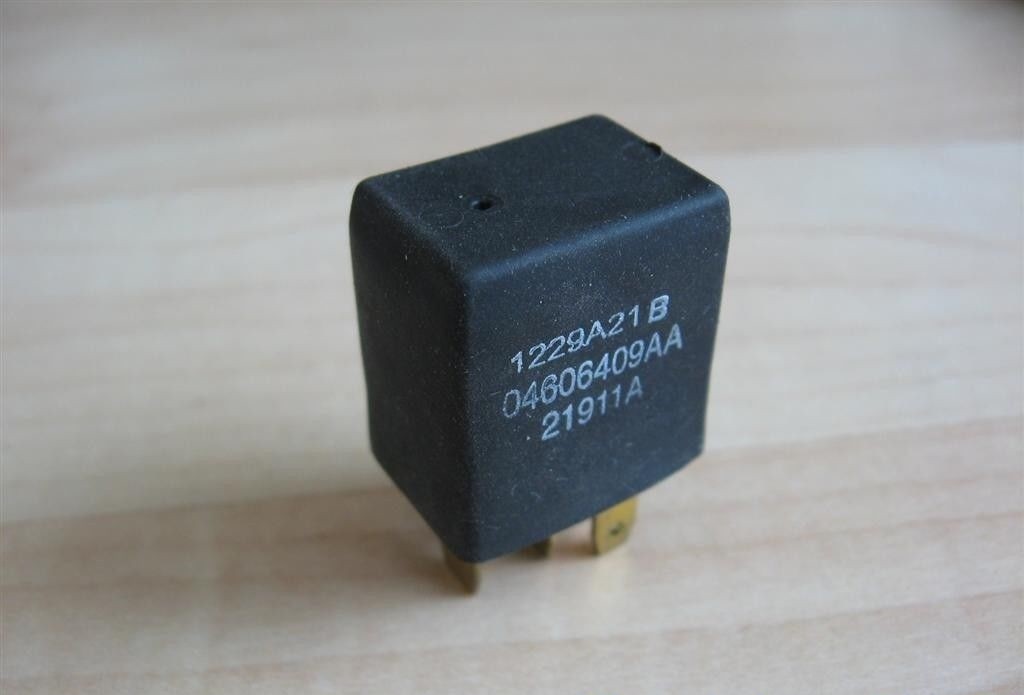Automotive Relay 04606409AA 1229A21B 12V 5-prong Rubber Sleeved #R20WB