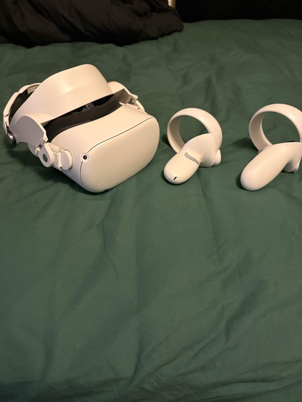 Meta Oculus Quest 2  Virtual Reality Headset - White  ONLY HEADSET WORKS