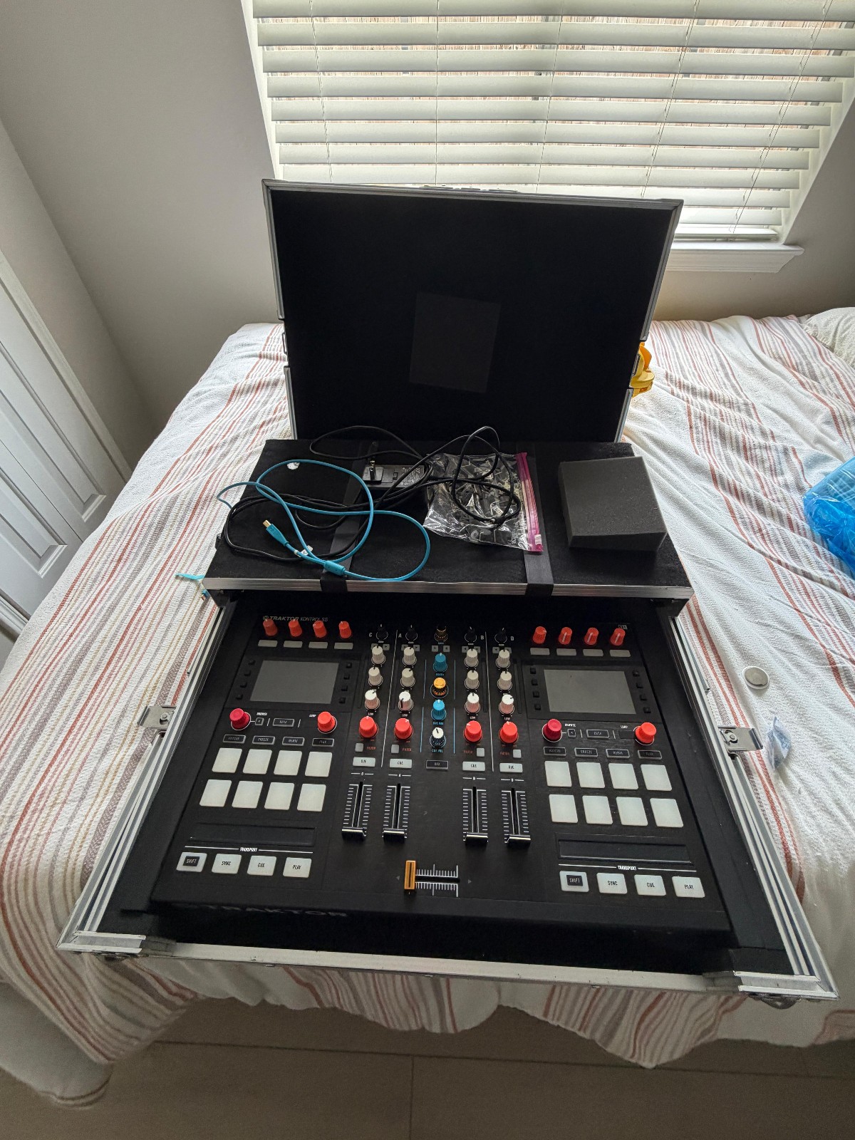 Traktor Kontrol S5 DJ Controller w/Flight Case - Read Description