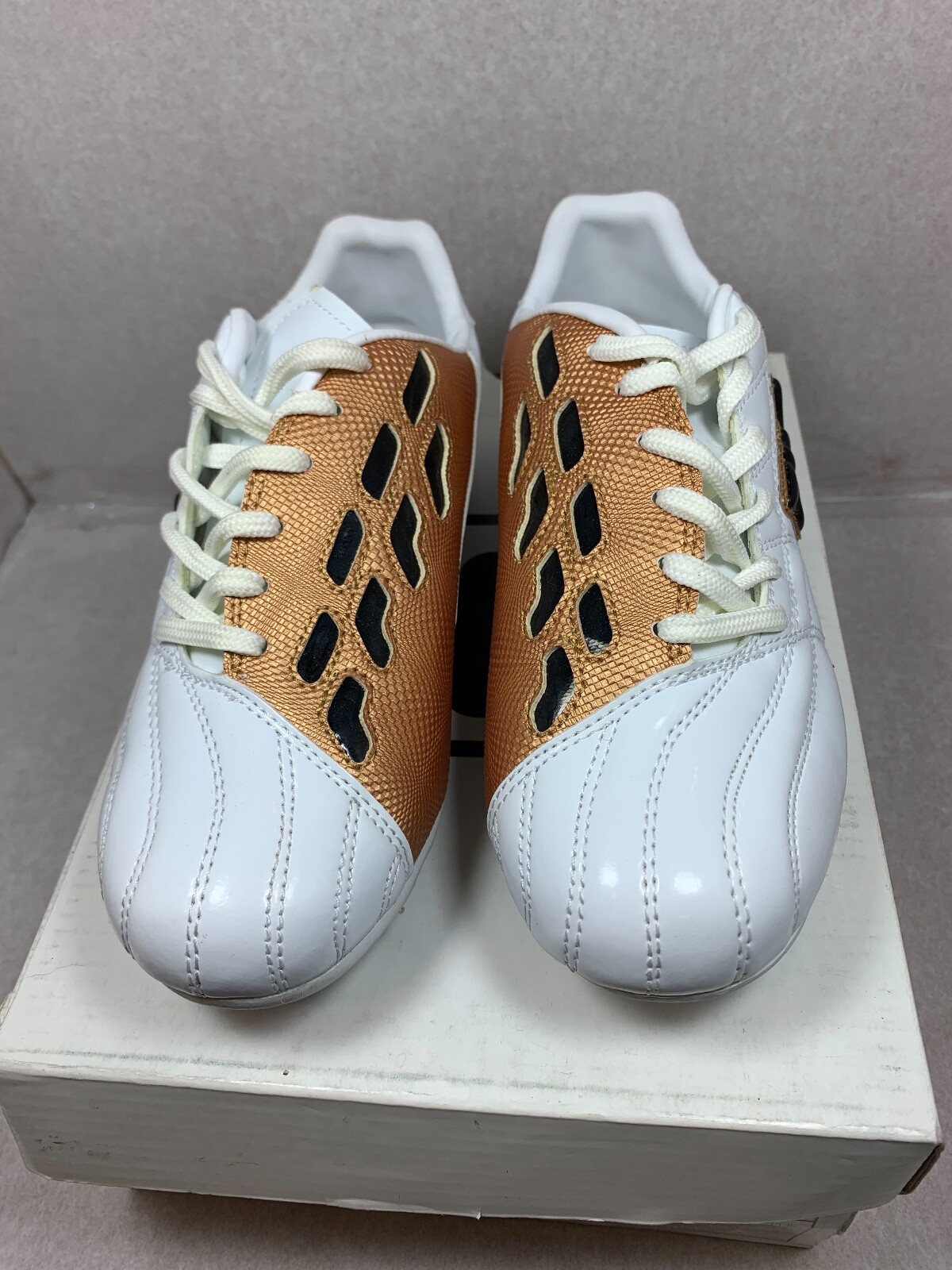 NEW FILA CALCIO 11 RB BOYS / GIRLS WHITE / METALLIC GOLD SOCCER SHOES