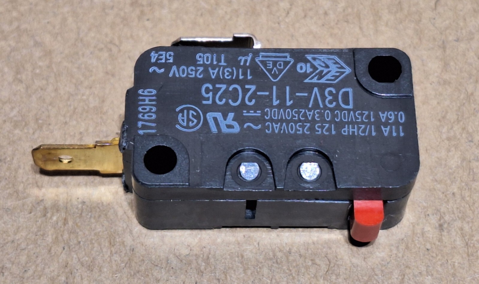 Omron D3V-11-2C25 Micro Switch, SPST, NC, 11A 125/250VAC,  1/2HP