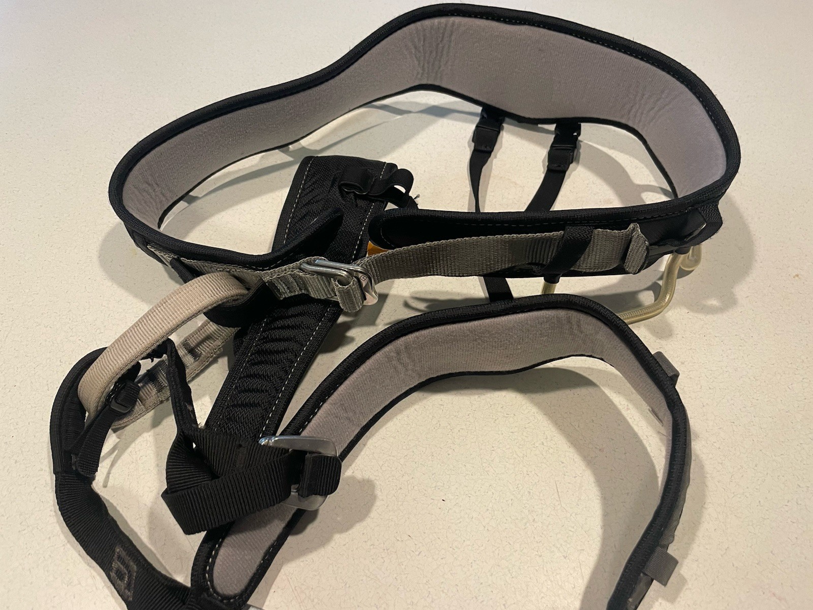 BLACK DIAMOND CLIMBING SIT HARNESS MOMENTUM  ( ADULT L, 34-36 ) PREOWNED