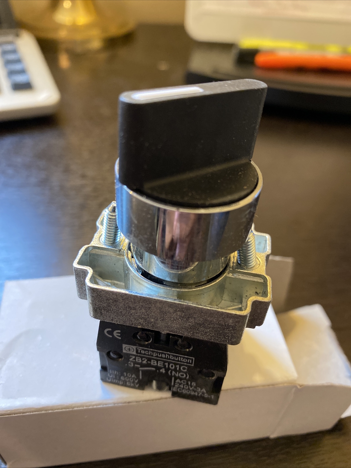 ZB2BD3C. 3 Position Selector Switch   COMPLETE  WITH 2N OPEN CONTACT