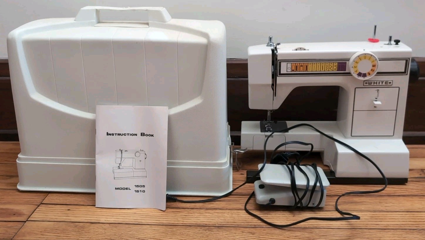 Vintage White 1505 Deluxe Zigzag Sewing Machine W/ Pedal, Case & Instructions