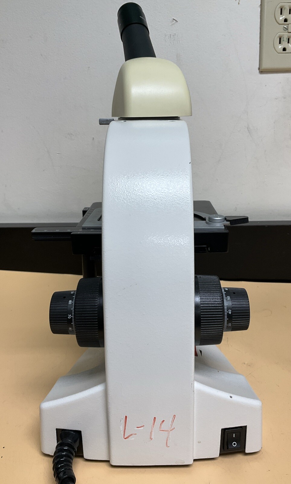 Leica BME Microscope 13395H1X with Objectives and Dust Cover