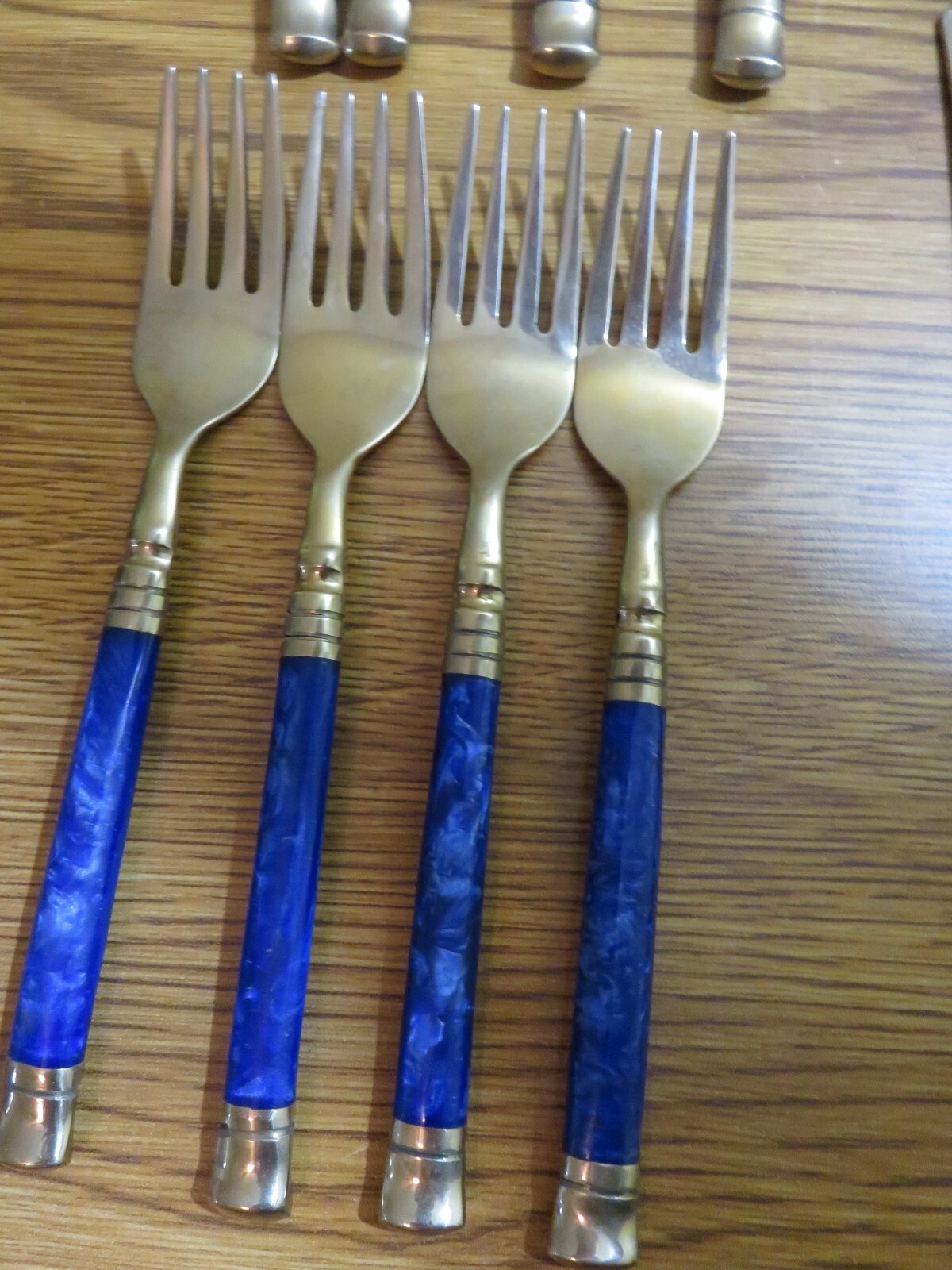 20 PIECE GOLD METAL BRASS? FLATWARE BLUE HANDLES SETTING FOR 4