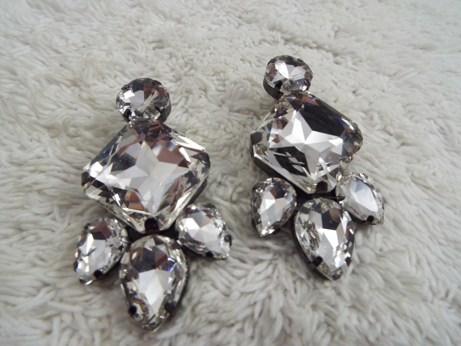 Gunmetal Rhinestone Pierced Earrings (B42)