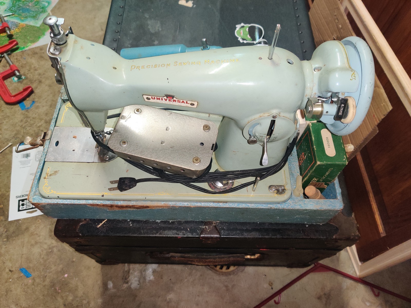 Universal SS-137 Electric Household Straight Stitch Sewing Machine