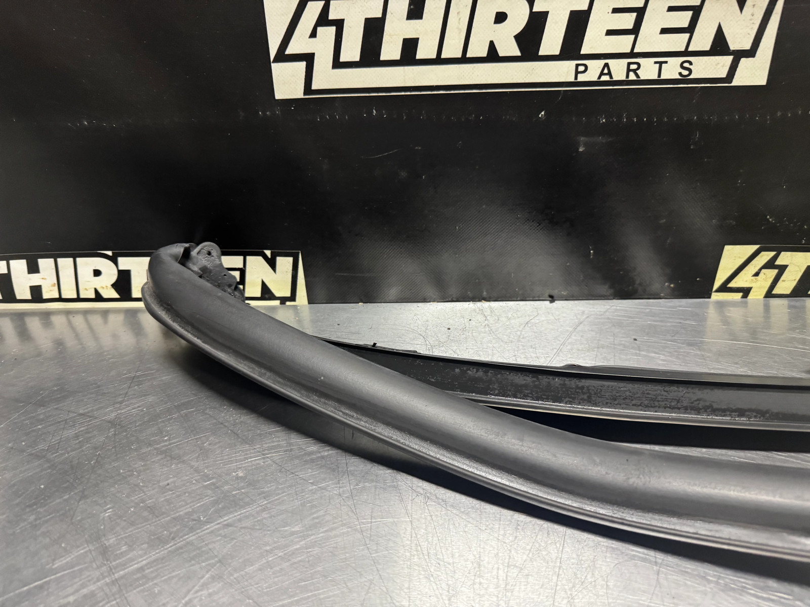 97-04 CORVETTE C5 FRONT WINDSHIELD SEAL / WEATHERSTRIPPING OEM #N541