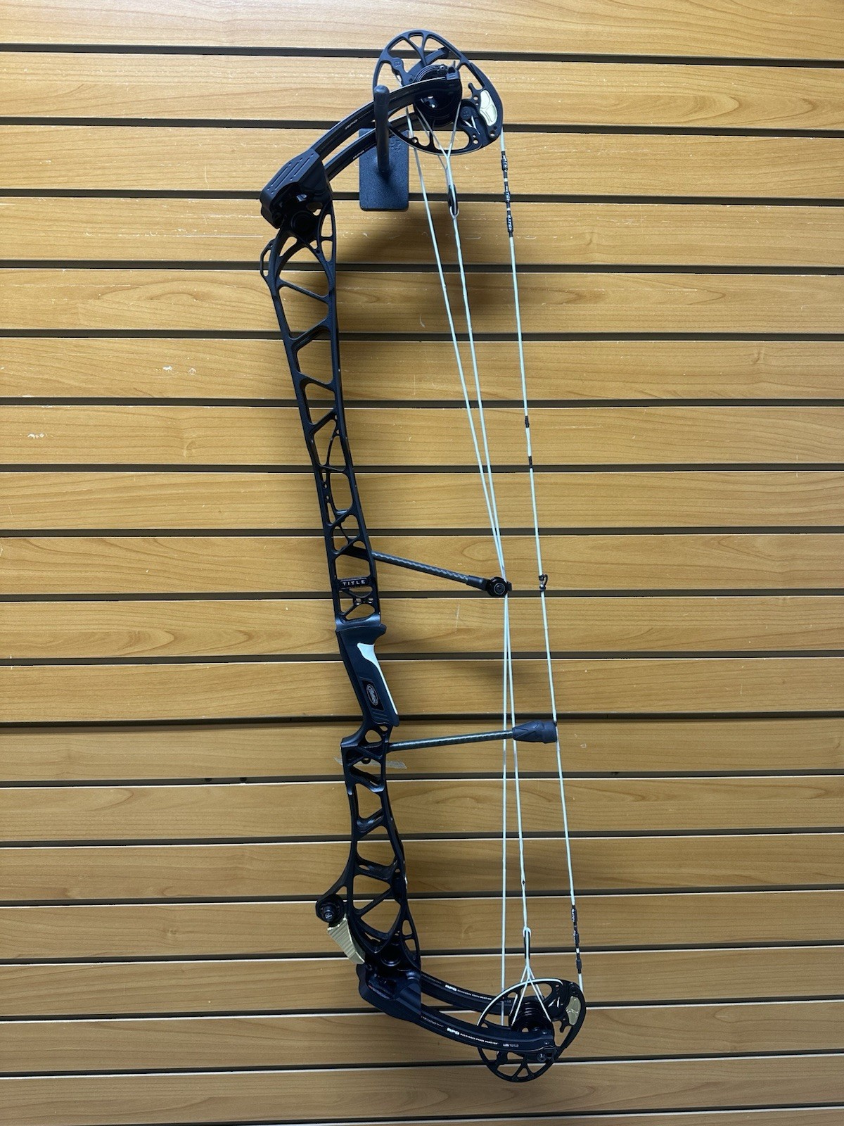Mathews TITLE 40 Compound Bow - Black - RH - Barely Shot