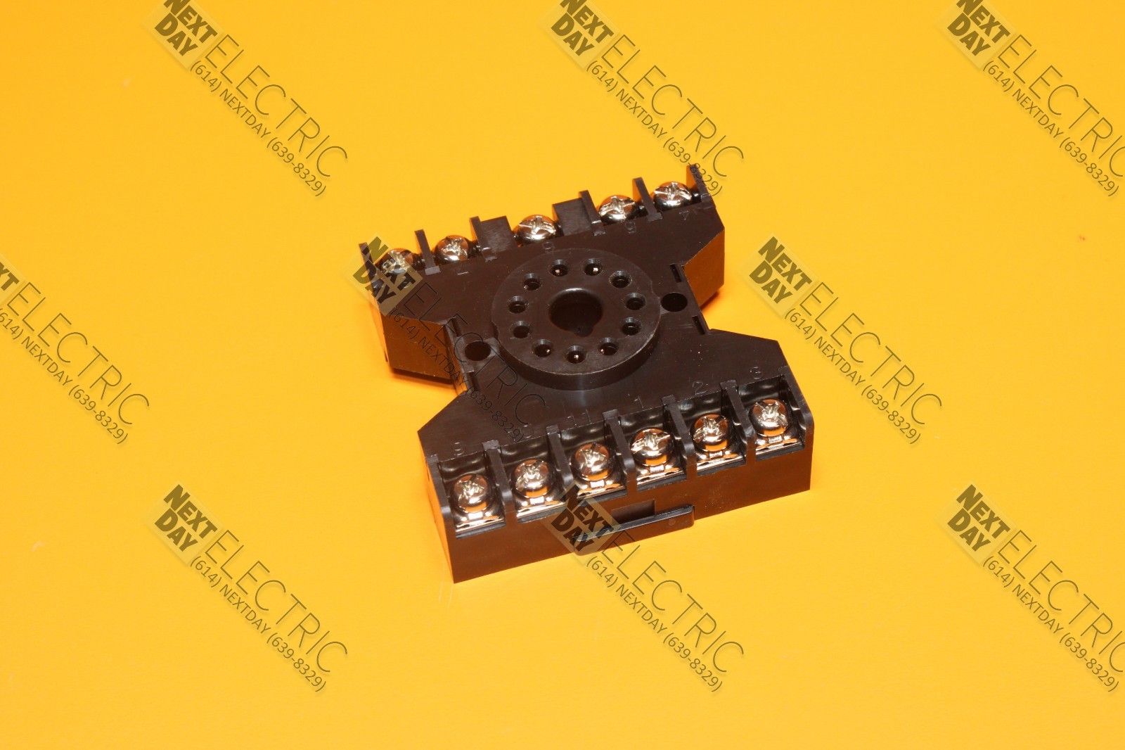 Idec, SR3P-06, Relay Base DIN Mount 11 Pin Round Plug
