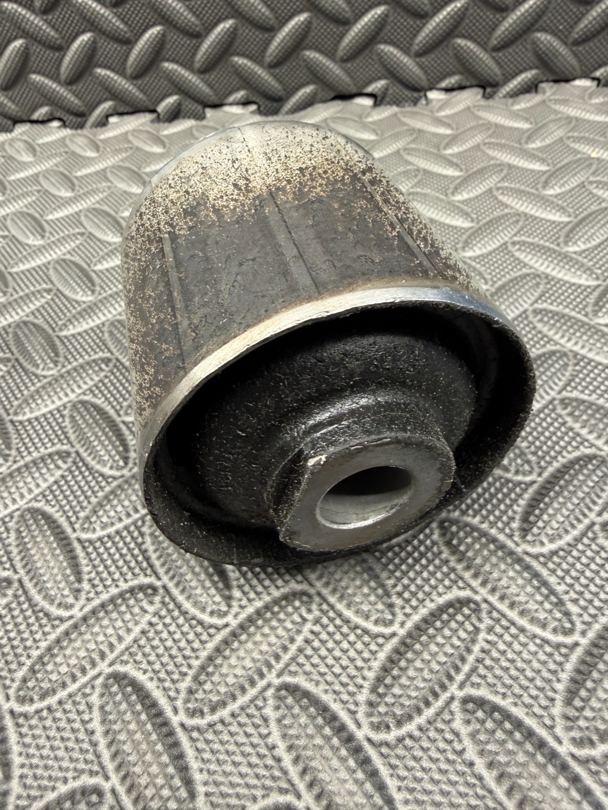 Genuine International 3595976C5 Navistar Left Side Cab Mount Bushing