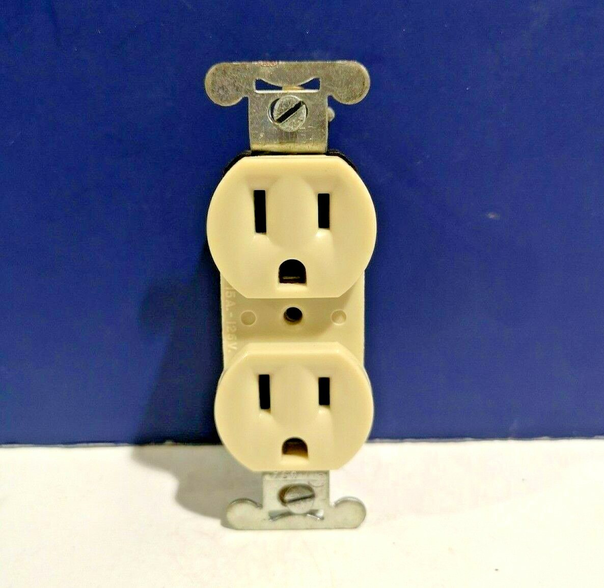 5-PK Leviton IVORY Bakelite QUICKWIRE U-Ground DUPLEX RECEPTACLE NEW 5247-I