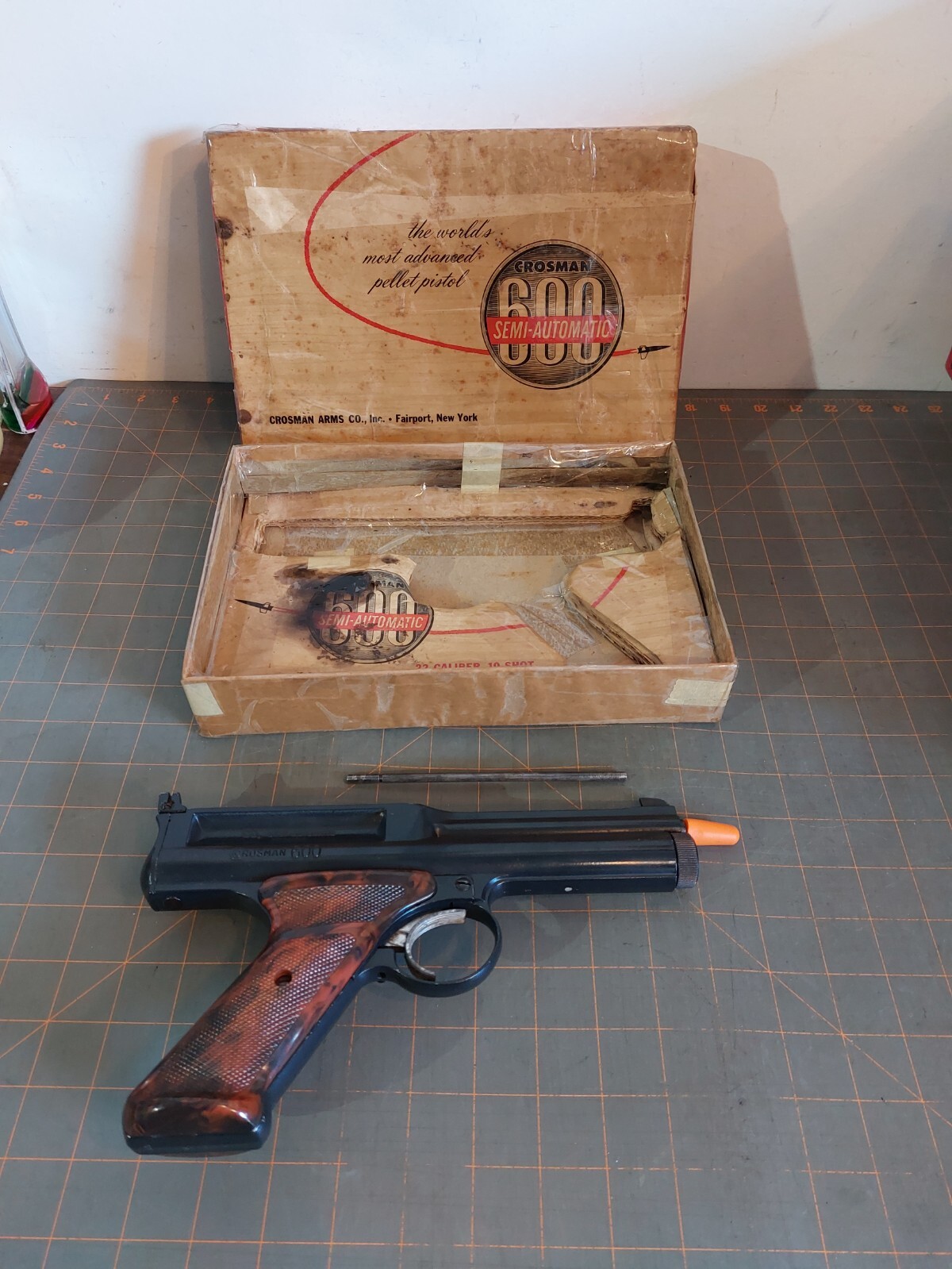 Crosman 600 .22 Cal Semi Auto CO2 Air Pistol In Rocket Box