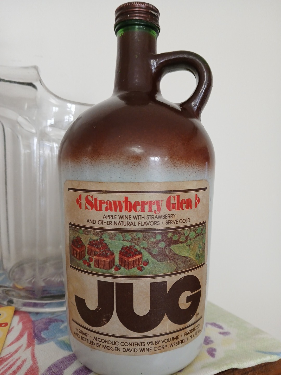 STRAWBERRY GLEN JUG 4/5 Q EMPTY Mogen David Wine Corp USA w/Handle Ceramic
