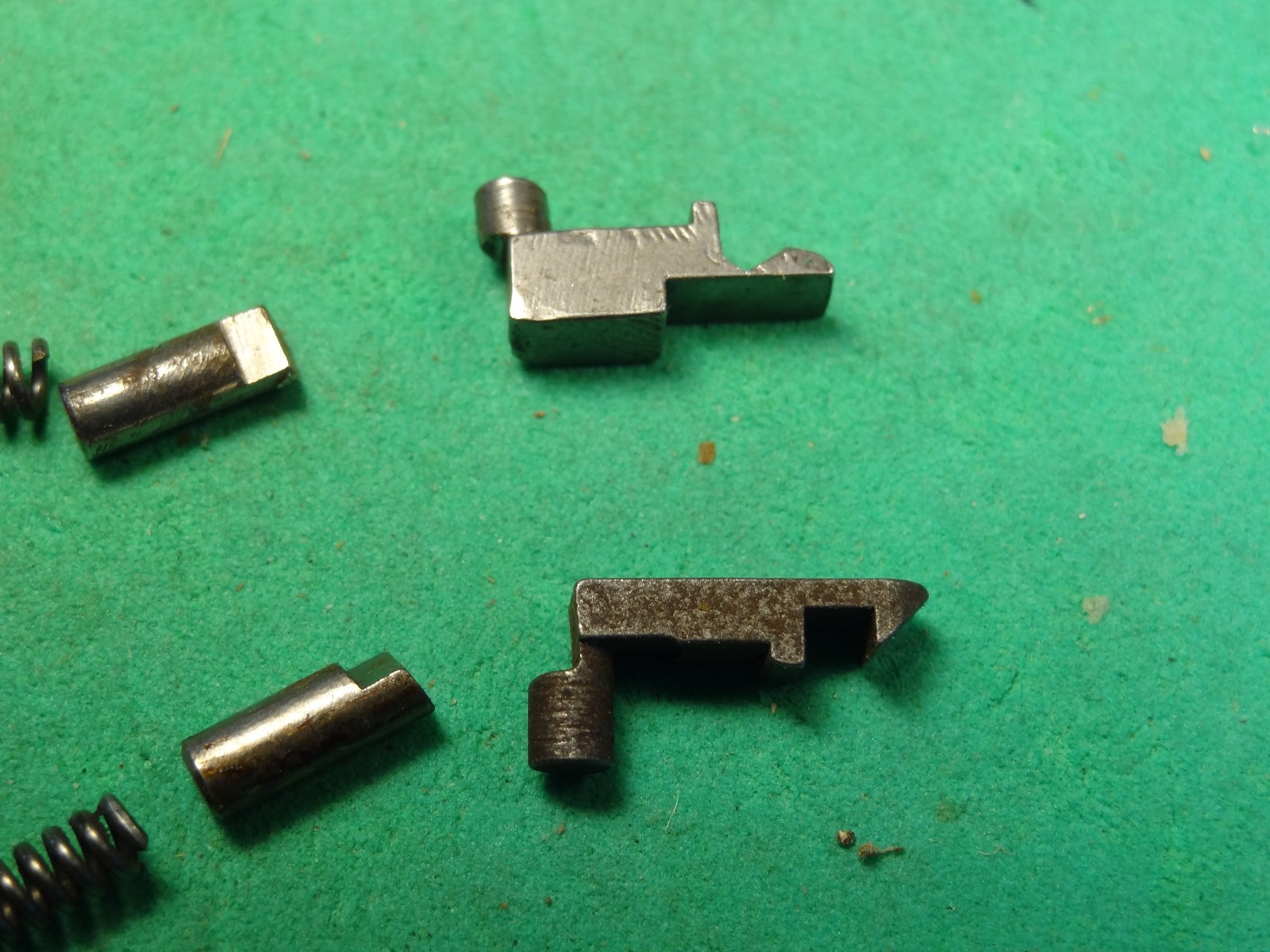 Stevens 820 820A Extractors, Plunger, & Spring