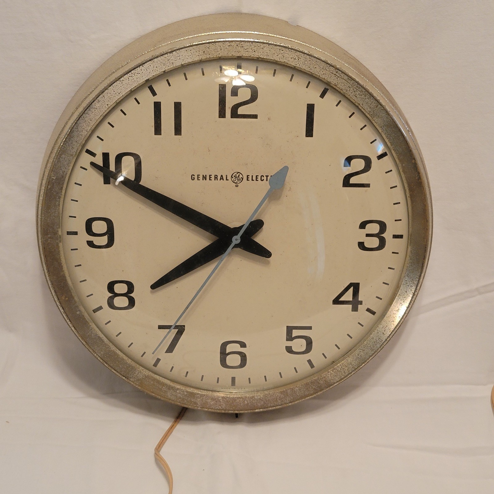 Vintage GE General Electric Model 2012 Wall Clock ~ Works ~ 14.25” X 2.5"
