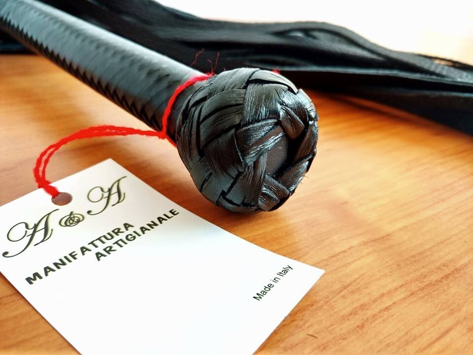 Flogger ITALIAN Cowhide High-Quality Handcrafted BDSM