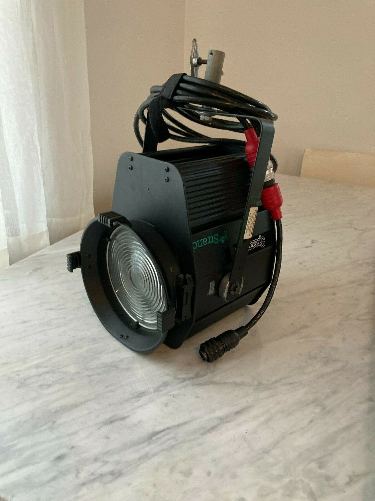 Speedotron 4800w Fresnelite- One owner great shape. Daylight fresnel - Barndoors