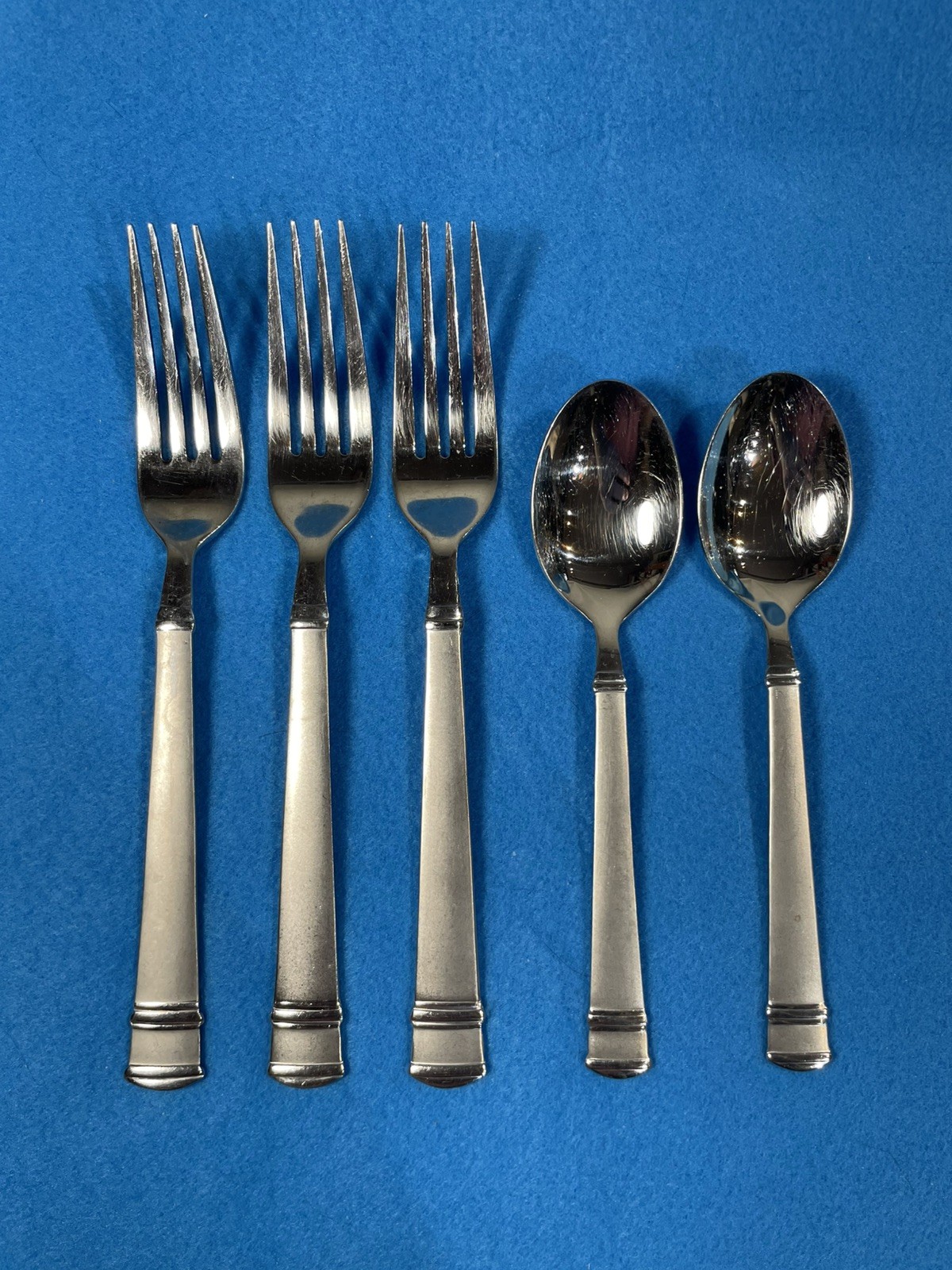 2 Teapoons & 3 Dinner Forks Oneida Tiramisu 18/10 Stainless Steel Frosted Handle