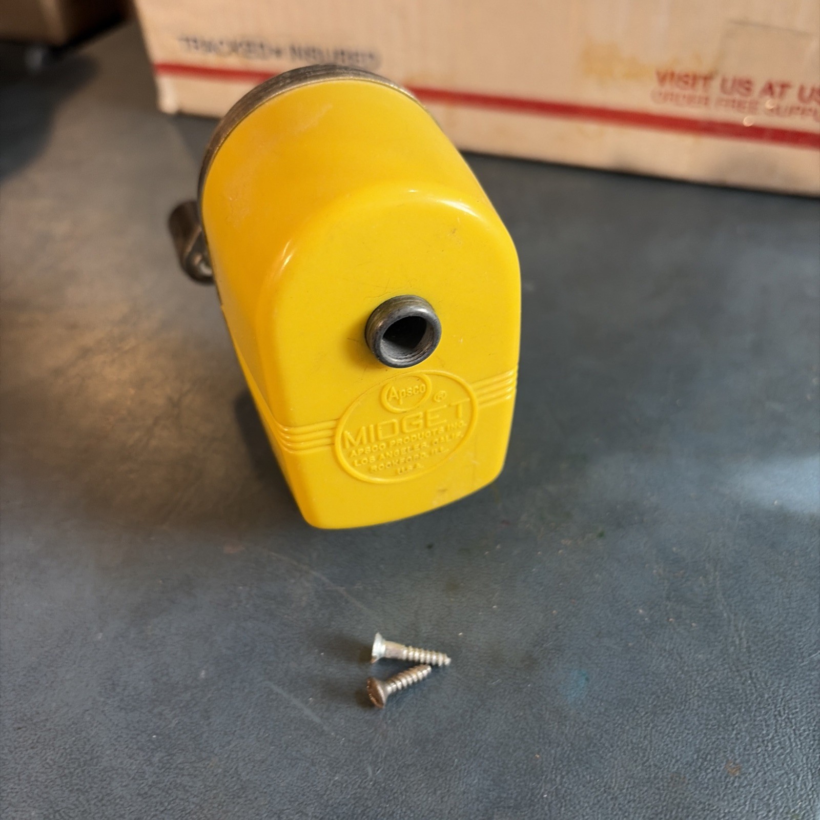 VINTAGE APSCO Midget Mechanical Pencil Sharpener YELLOW Made In USA FREE SHIPPIN