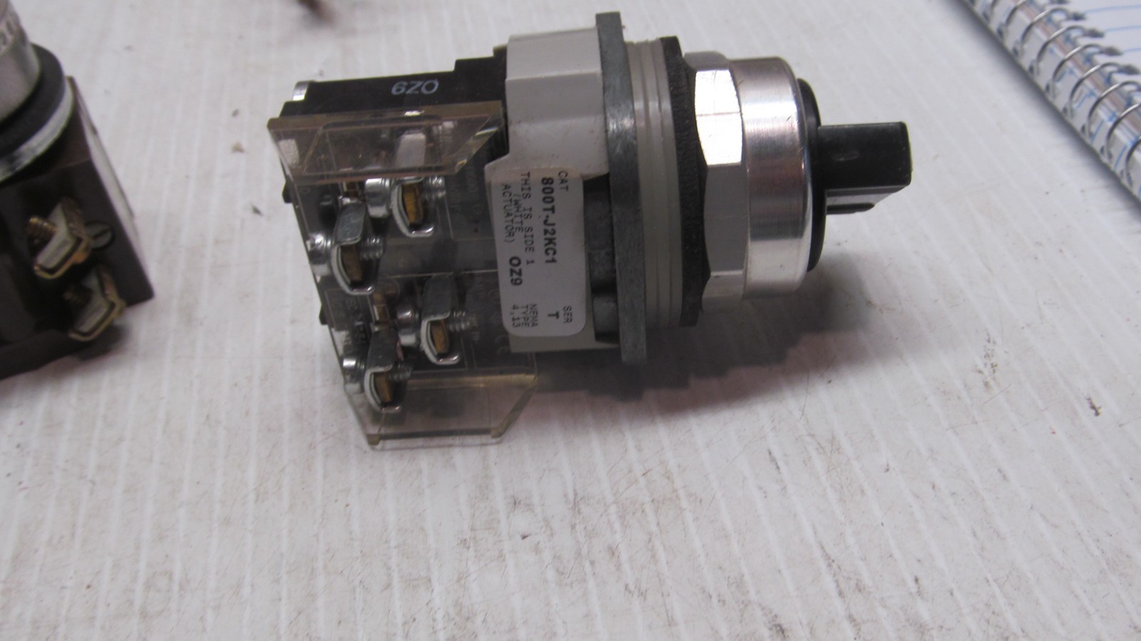 ALLEN BRADLEY 800T-JLKC1 3- POSITION SELECTOR SWITCH MAINTAINED. B-7