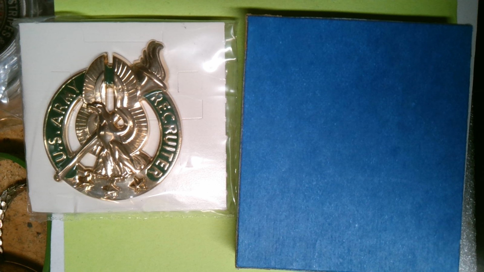 MILITARY INSIGNIA IDENTIFICATION BADGE US ARMY RECRUITER GOLD WITH MOUNTED STARS