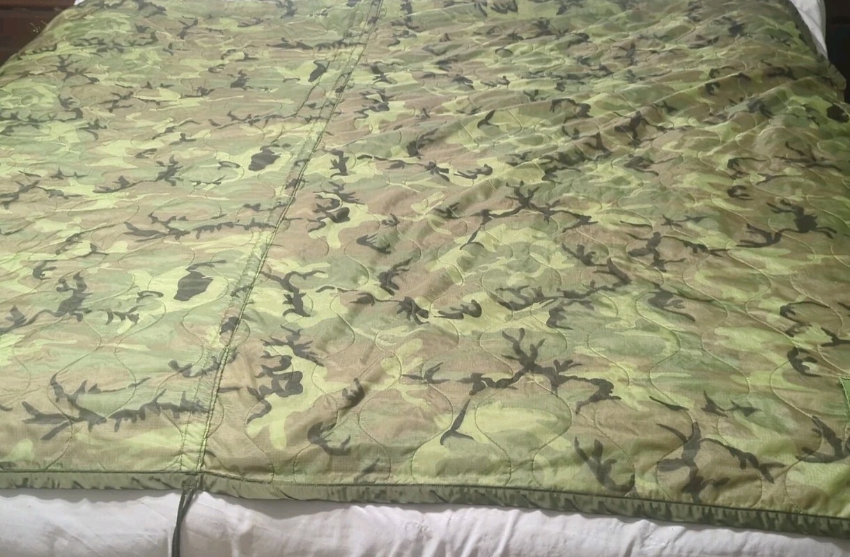 Vintage Vietnam Issue Poncho Liner, Very Nice Condition dated 1968 Lally (Read)