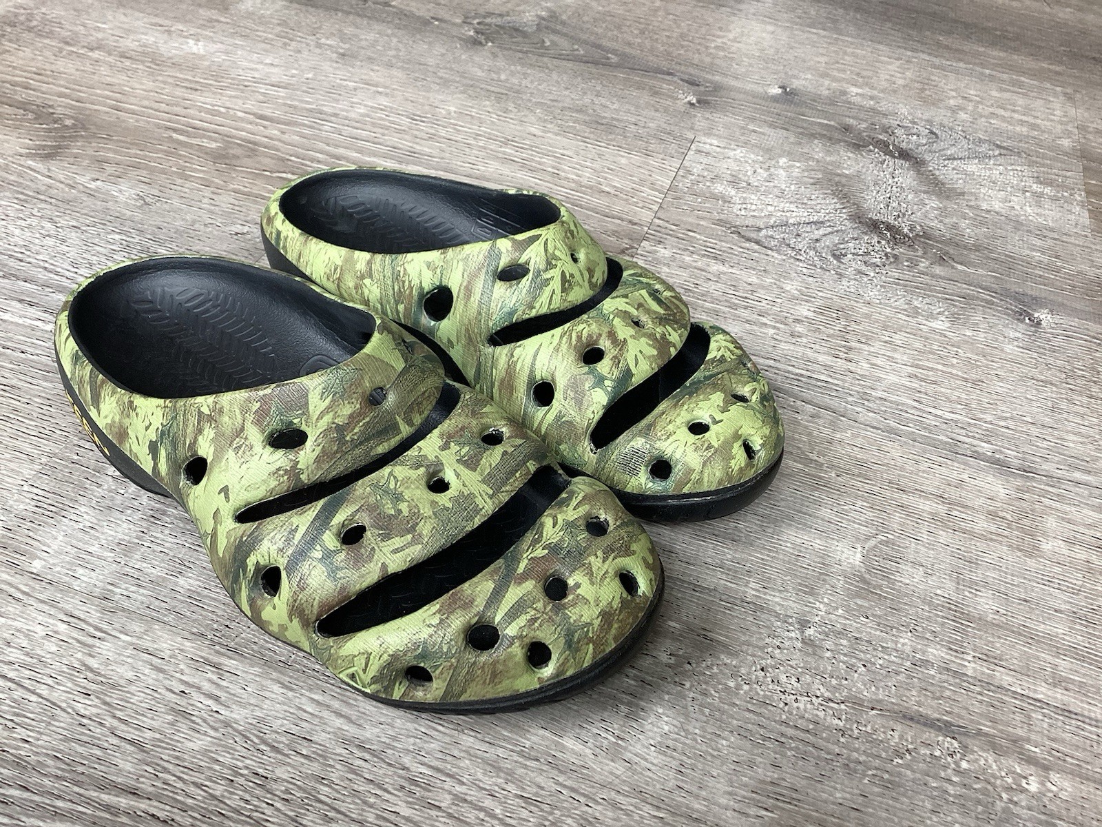 Keen Womens Yogui Arts Clogs Green Camo Rubber Slip On Shoes Sandals Size 9