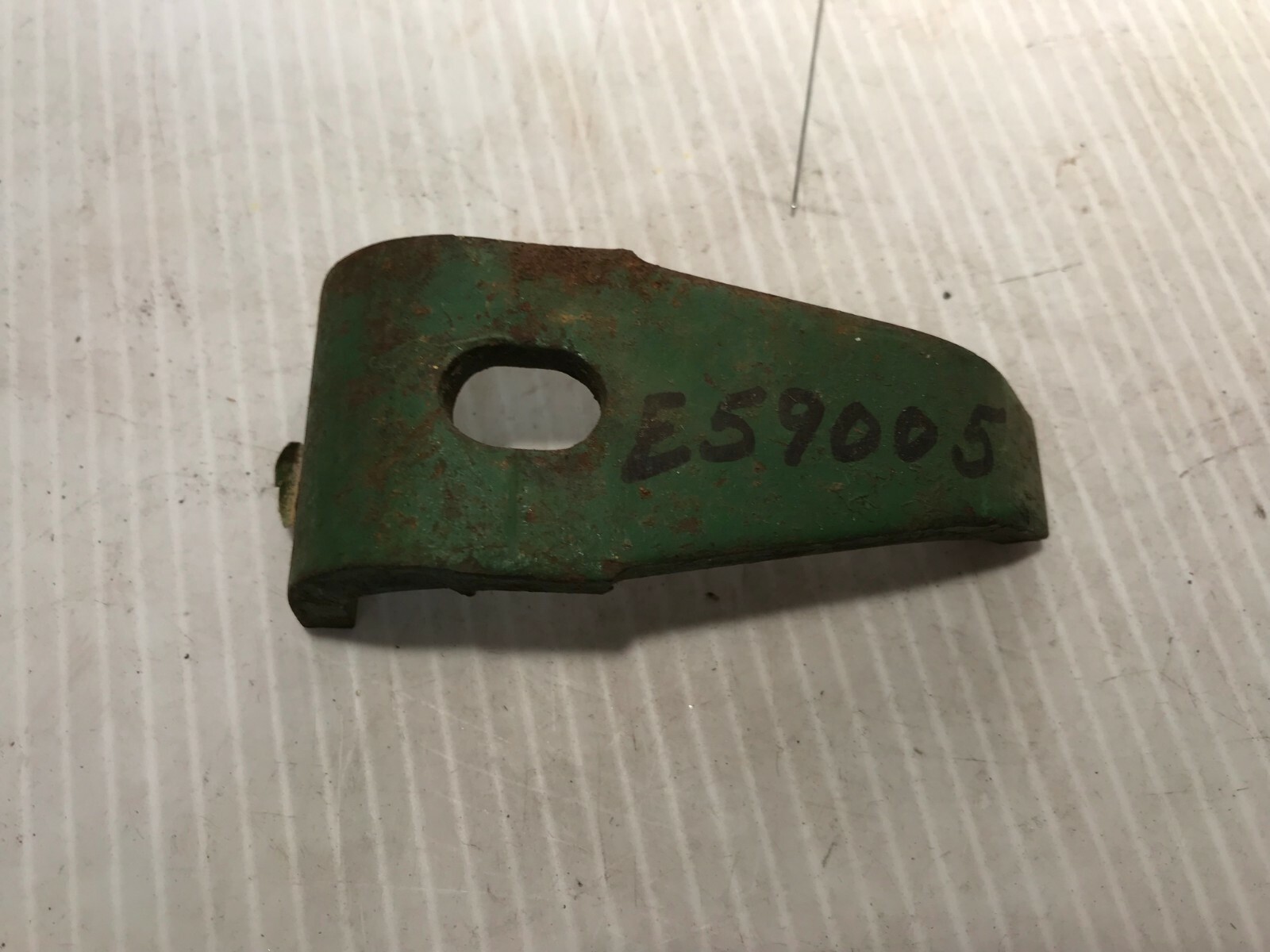 E59005 GENUINE JOHN DEERE Original Equipment CLIP