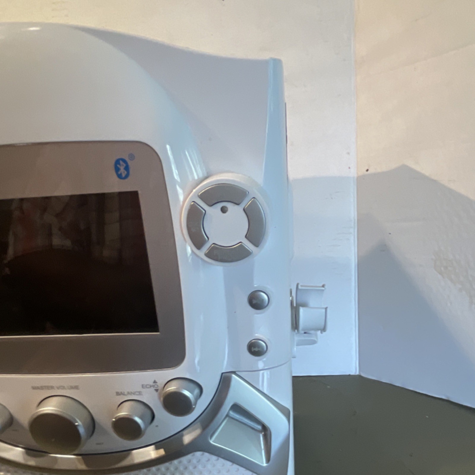 The Singing Machine STVG5698TW Bluetooth Karaoke System with Screen