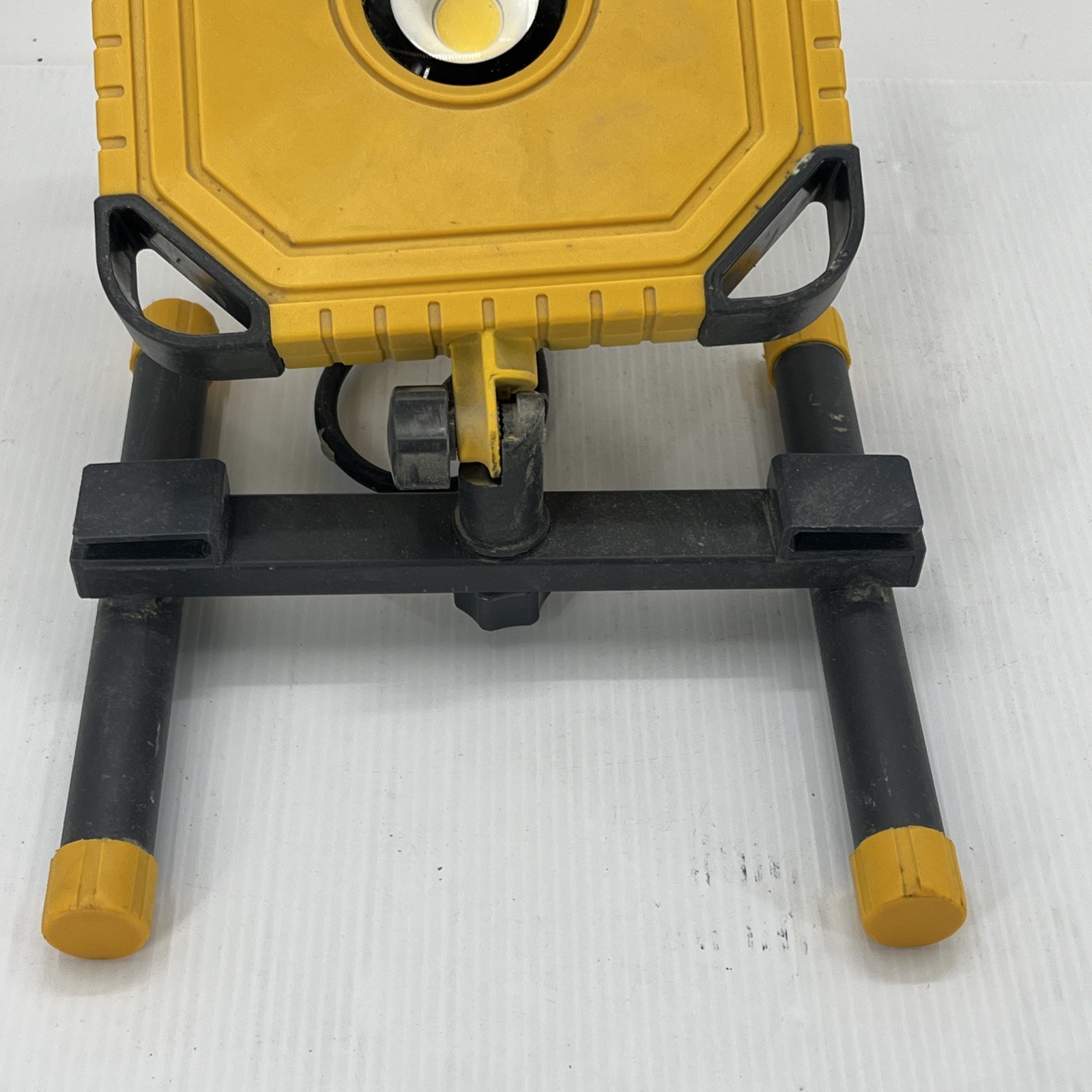 Intertek Portable Work Light, Model 6335, 120 Vac, 60 Hz, 45 W. {LL}.