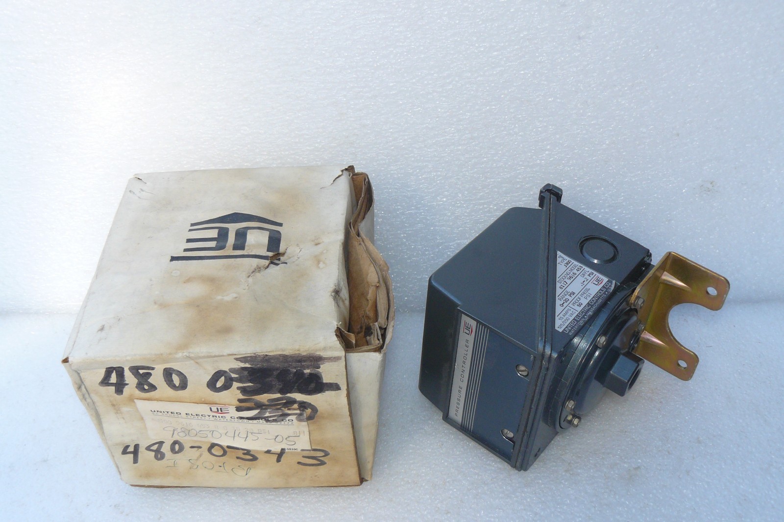 NEW UNITED ELECTRIC TYPE J300 8117 9616 453 PRESSURE CONTROL 125/250VAC
