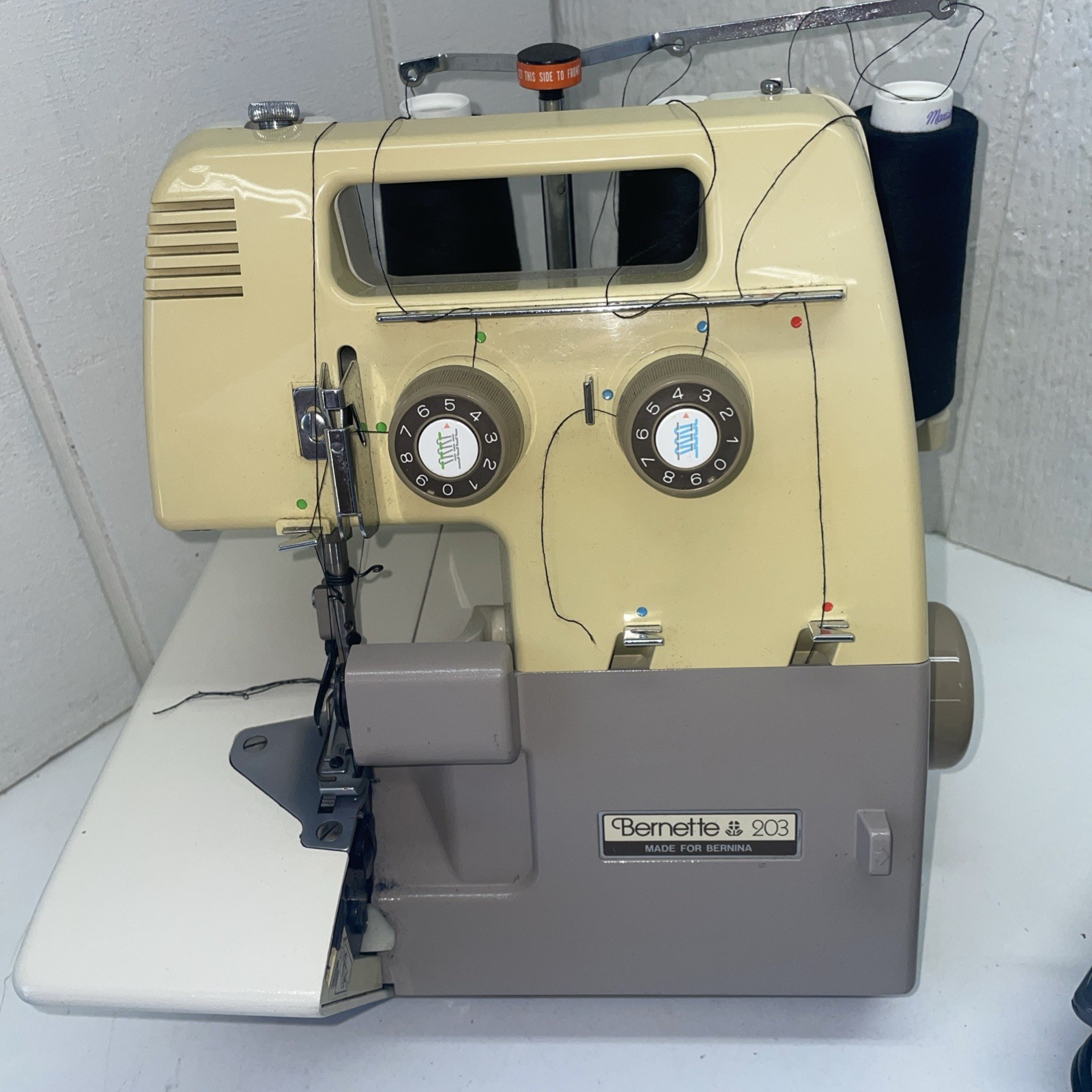 Bernina Bernette 203 - OVERLOCKER SERGER - sewing machine w/foot pedal, running