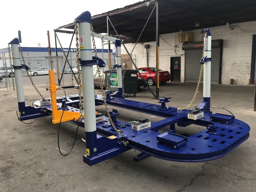 20 FEET LONG AUTO BODY FRAME MACHINE 4 TOWERS WITH CLAMPS, HOOKS, TOOLS + CART