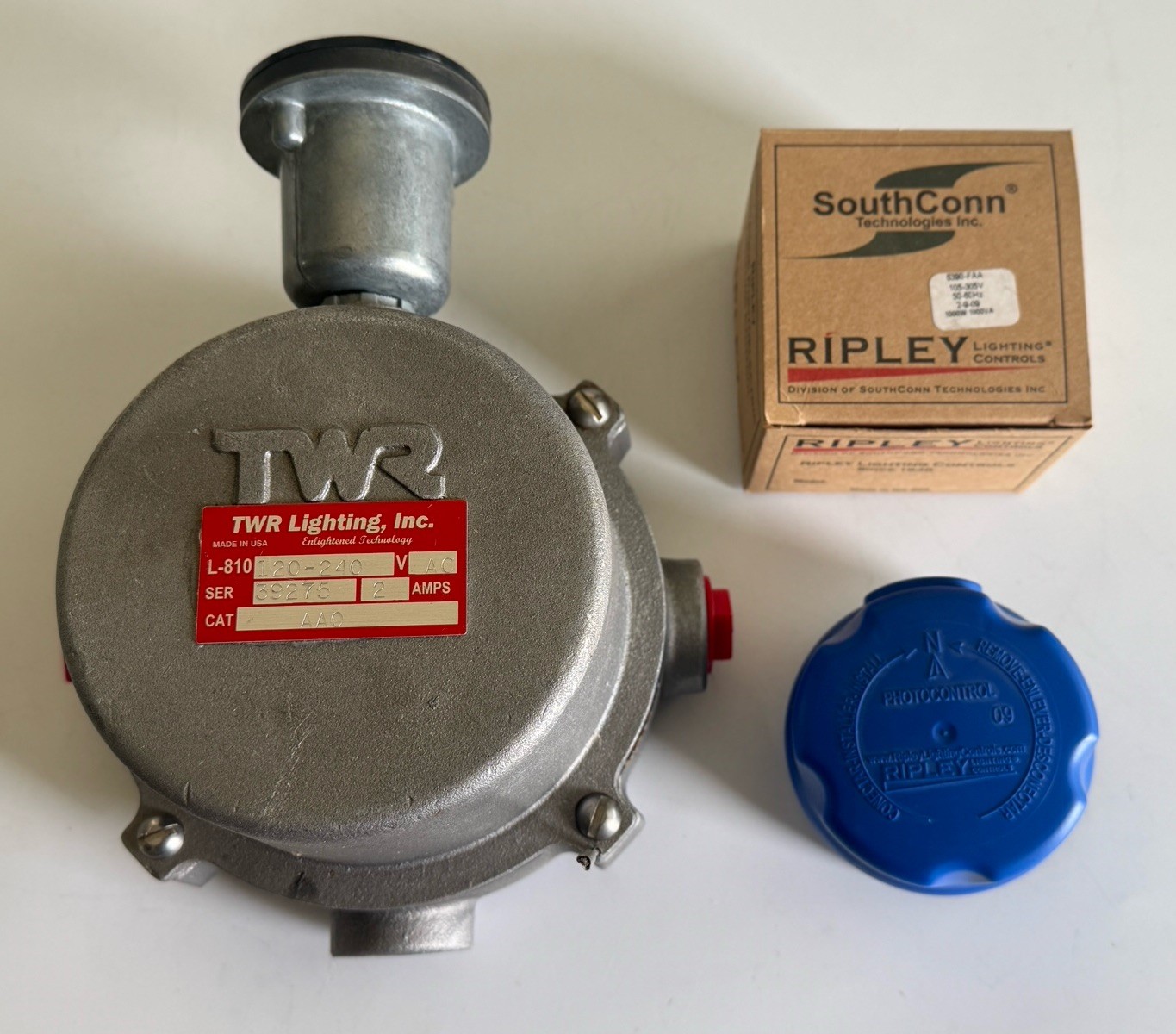 TWR L-810 Obstruction Light Fixture + Ripley Photocontrol Sensor 120-240V