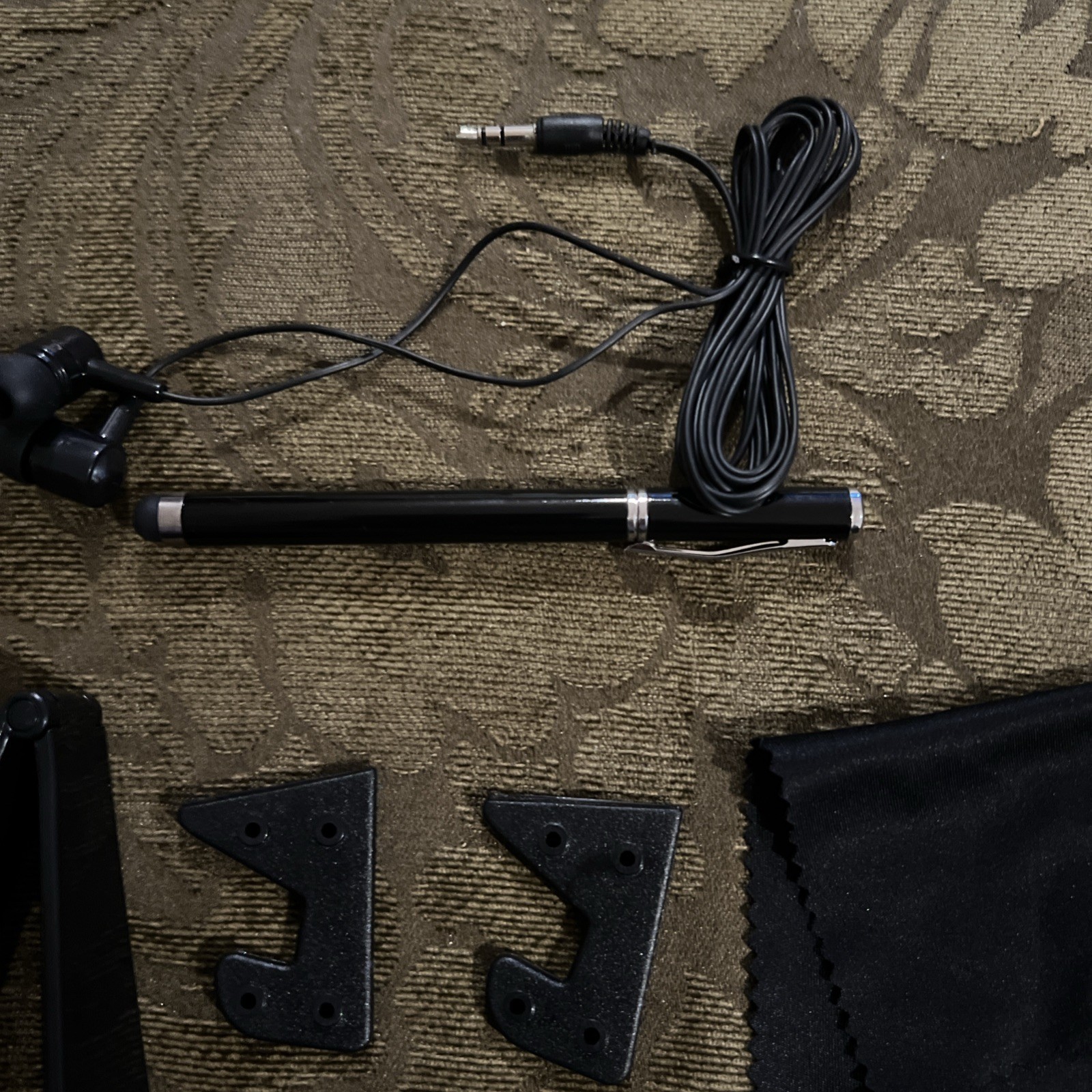 West.View Universal Starter Kit for Tablets missing earphones 