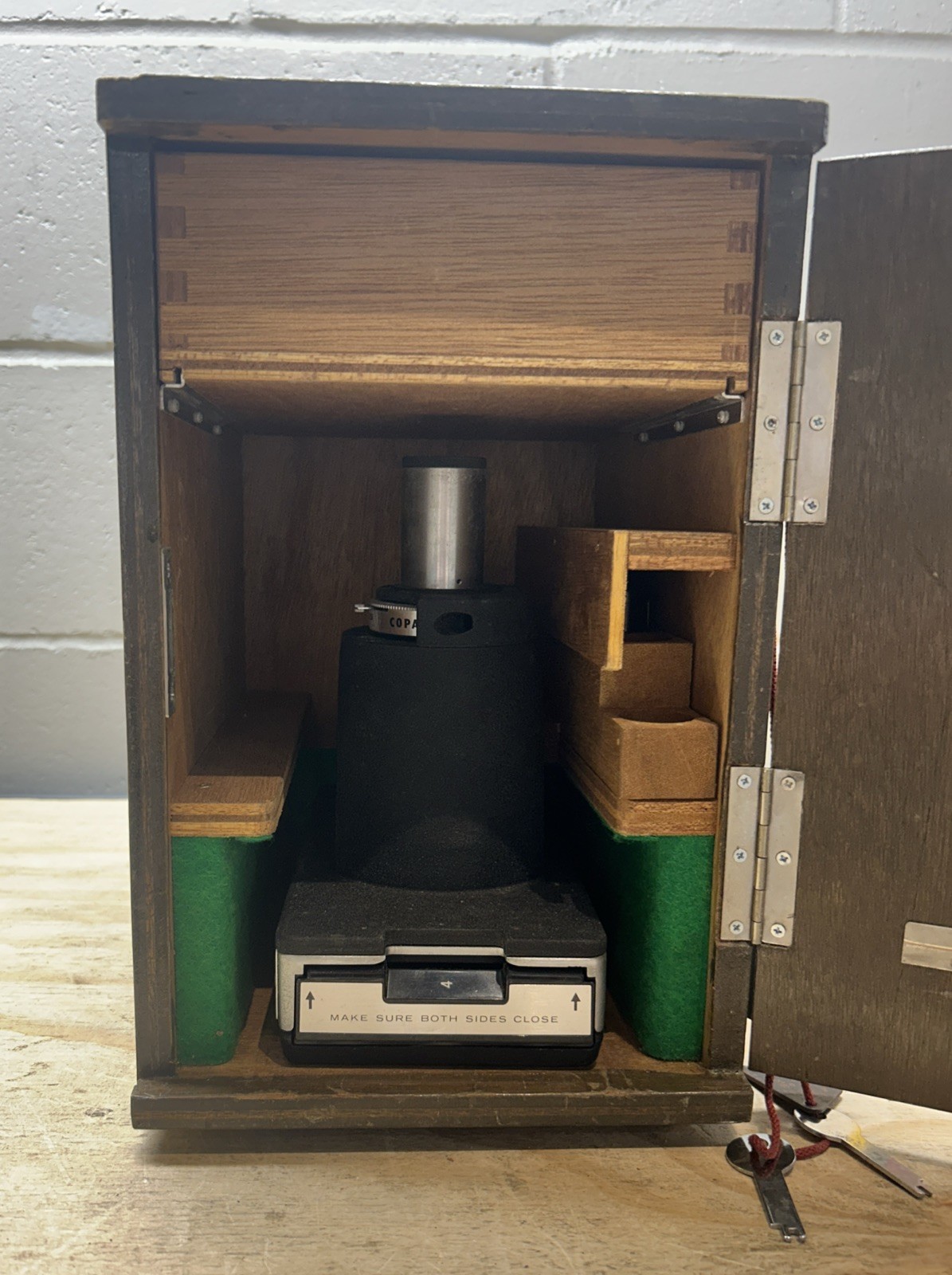 VINTAGE Metallurgical MICROSCOPE IN CASE That Locks With Keys Unitron Polaroid