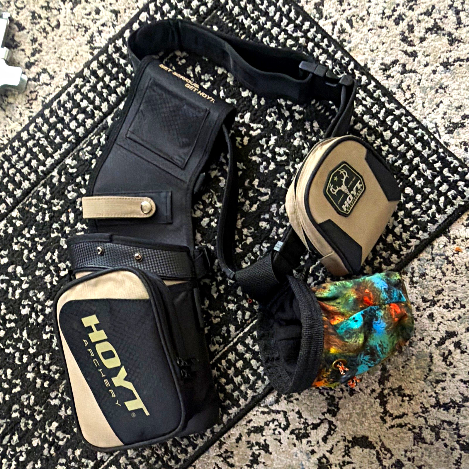 Hoyt Belt Quiver w/ Accessory Pouch for Compound Bow, Black/Tan