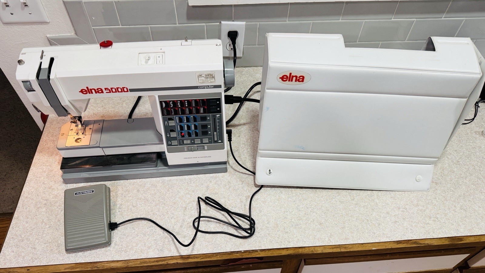 Elna 5000 Computer Electronic Sewing Machine. Runs Really Great with Accessories