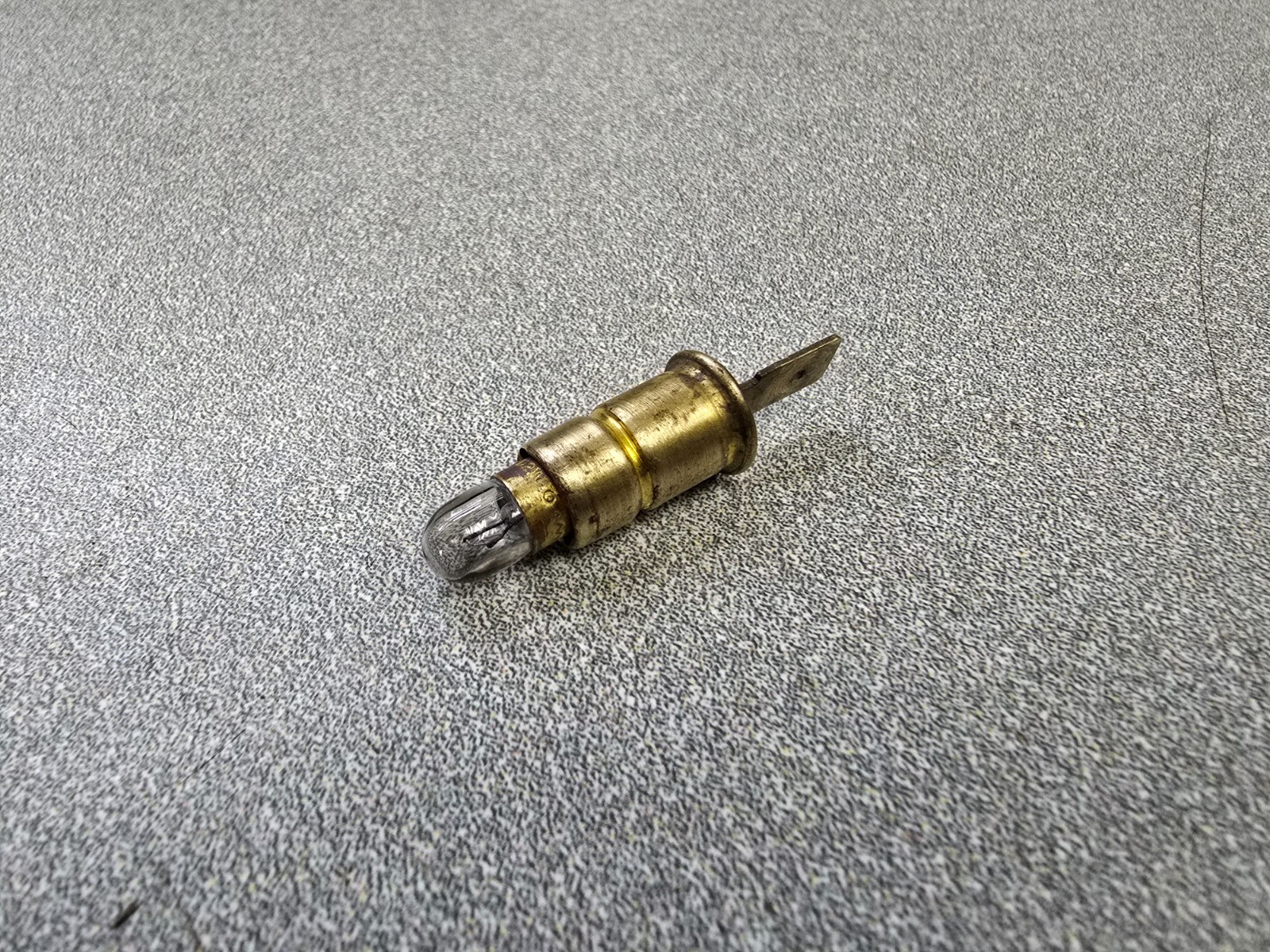 VERY NICE USED ORIGINAL GENUINE PORSCHE 911 912 930 GAUGE BULB SOCKET WITH BULB