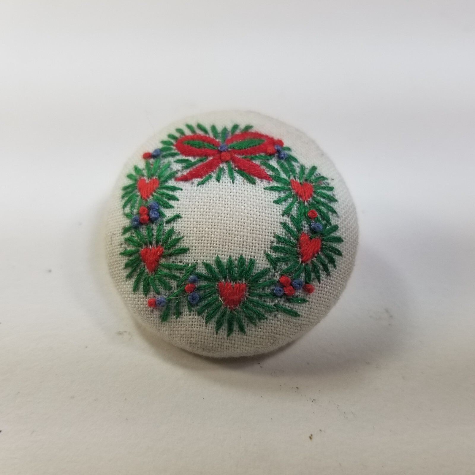 Hallmark PIN Christmas Vintage STITCHERY WREATH Embroidered 1986 Brooch