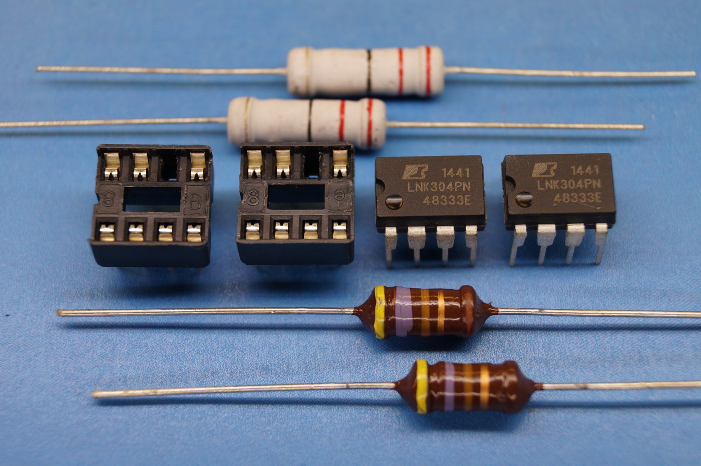 LNK304PN x 2+2 Resistor 22Ohm (22R)+2 Choke 470μH + 2 Sockets